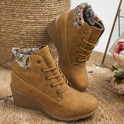 Brązowe botki na koturnie z beżową wstawką w kwiaty Marona - Obuwie