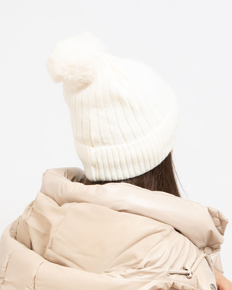 Royalfashion Biela dámska zateplená čiapka s bambulou