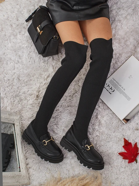 Dolgi ženski škornji na natik z okrasjem Novera