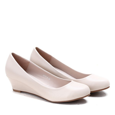 Jasnobeżowe czółenka na koturnie Rhea- Obuwie