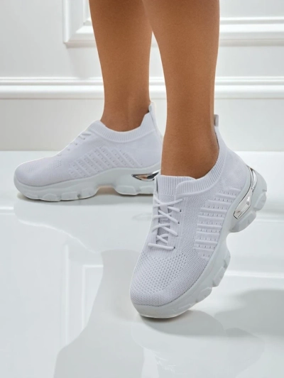 Ženski športni čevlji Calista Bianca – bele superge iz tkanine, nizka peta