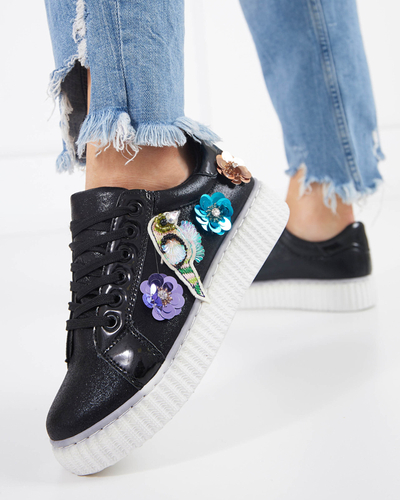 OUTLET Čierne lesklé dámske tenisky s farebnými nášivkami Springso - Obuv