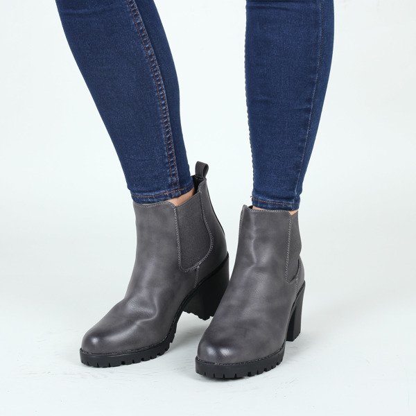 Szare botki na słupku Greis- Obuwie