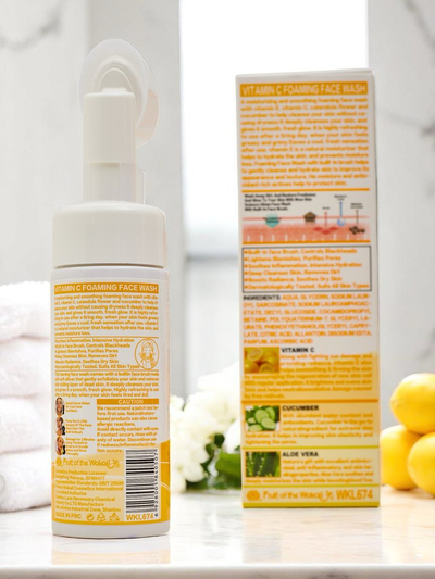 Čistiaca proti starnutiu tvárová pena s vitamínom C a kefkou