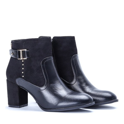 Czarne botki na słupku ze sprzączką Yeva- Obuwie