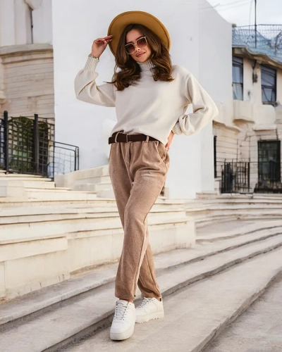 Royalfashion Jednoduché dámske nohavice z materiálu zdobeného zamatovo.