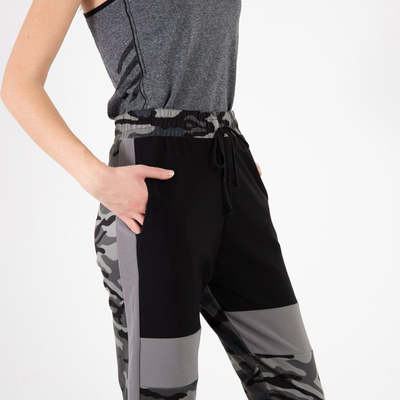 Dámske maskáčové tepláky so sivými vložkami - Oblečenie