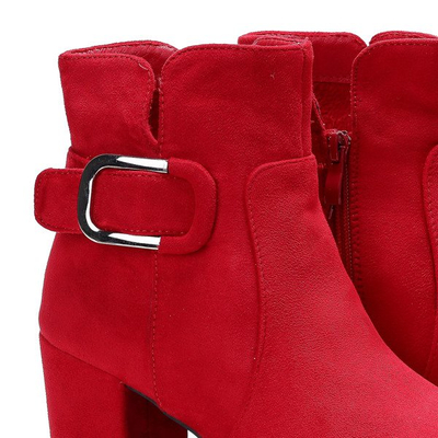 Czerwone botki na wyższym słupku z ozdobną klamrą Polly - Obuwie