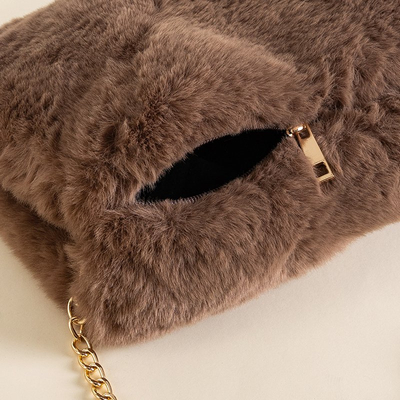 Taška cez rameno z hnedej kožušiny - kabelky