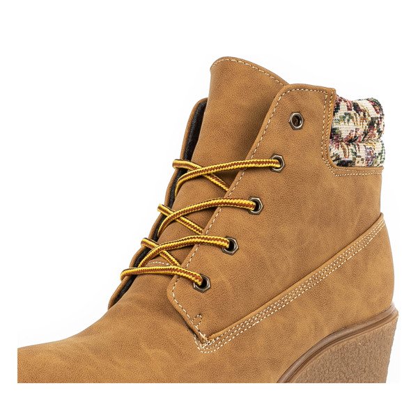 Brązowe botki na koturnie z beżową wstawką w kwiaty Marona - Obuwie