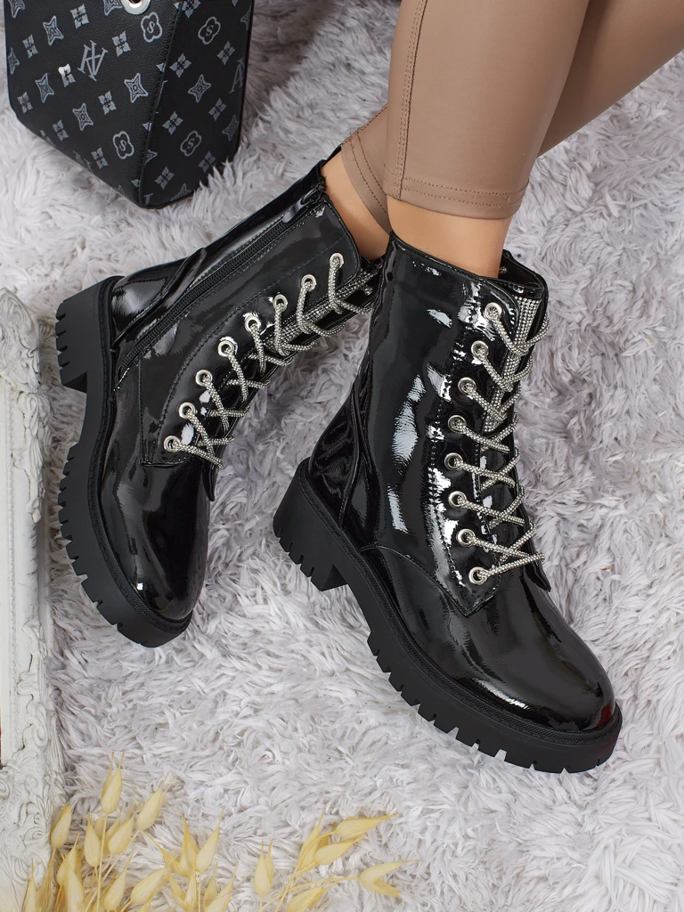 Lakirani ženski gležnarji s vezalkami Fjorra