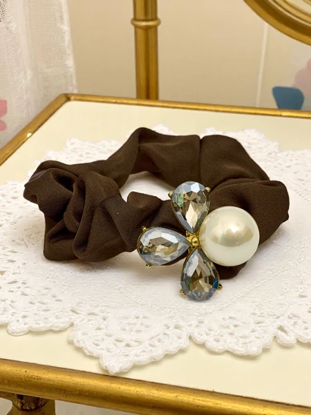 Royalfashion Gumička do vlasov s ozdobnou perlou Perlový satén