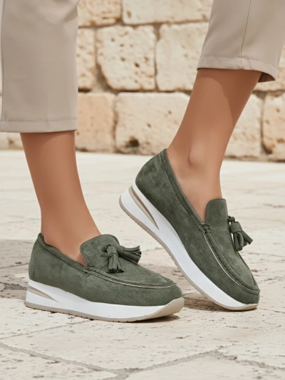 Aurelia Verde – Zeleni ženski mokasini iz eko semiša s 4 cm peto