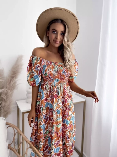 Oranžové krátke dámske šaty s odhalenými ramenami - Oblečenie