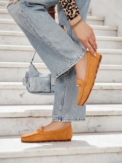 Ženski mokasini Camel Aurelia iz semiša z okrasjem - Udobje in stil na ravni peti