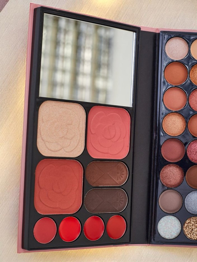 ANYLADY Kompaktná paleta make-upu - očné tiene, kontúrovanie, pery 33 odtieňov