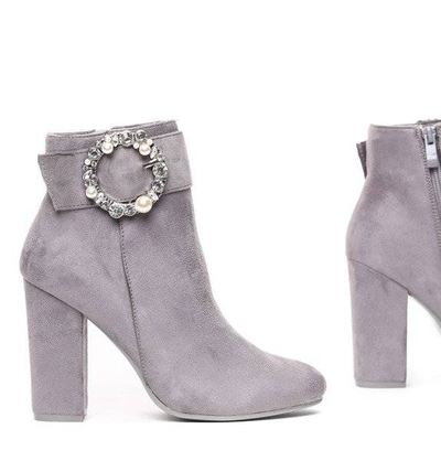 OUTLET Šedé čižmy na vyššom stĺpiku s dekoráciou Emmaline- Footwear