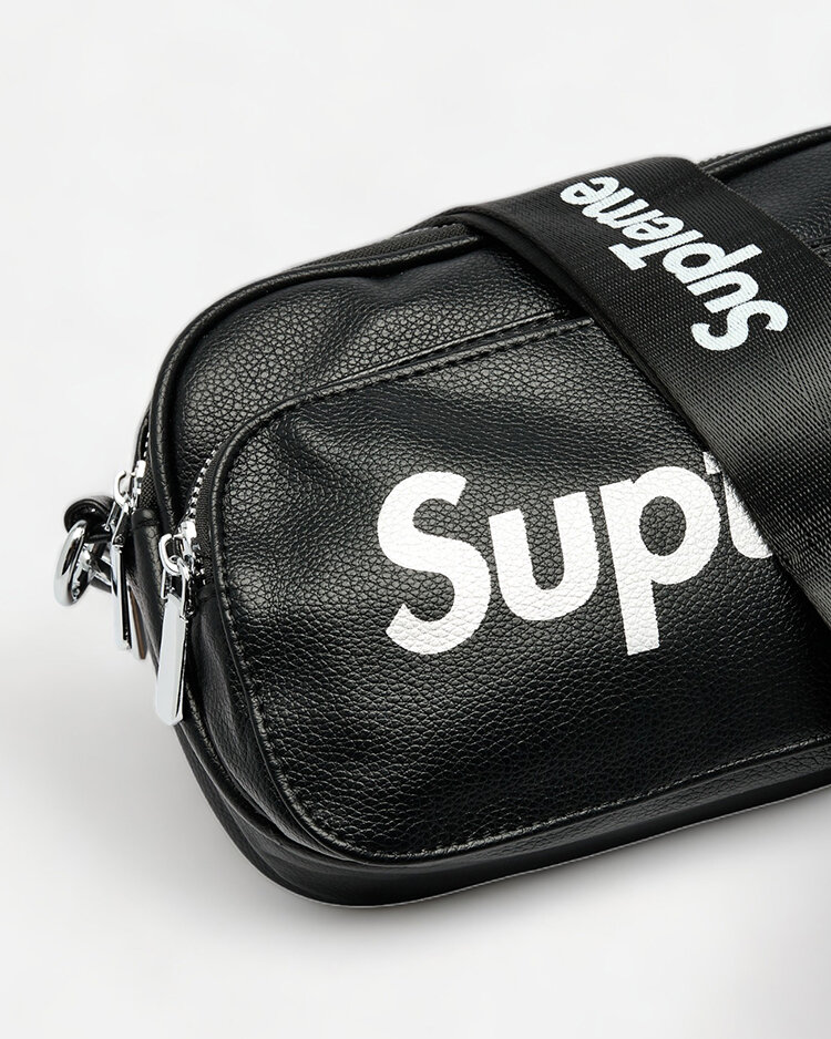 Royalfashion Dámska malá kabelka čiernej farby s nápisom