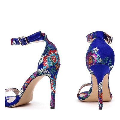 Niebieskie szpilki z motywem kwiatowym Gabriela - Obuwie