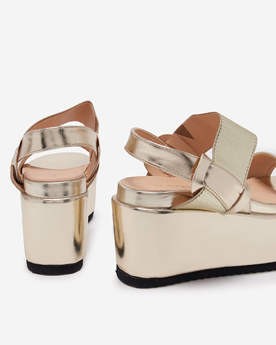 Zlaté dámske sandále z ekokože na platforme Kosall-Footwear