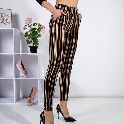 Dámske trekingové nohavice z čierneho pruhovaného materiálu - oblečenie