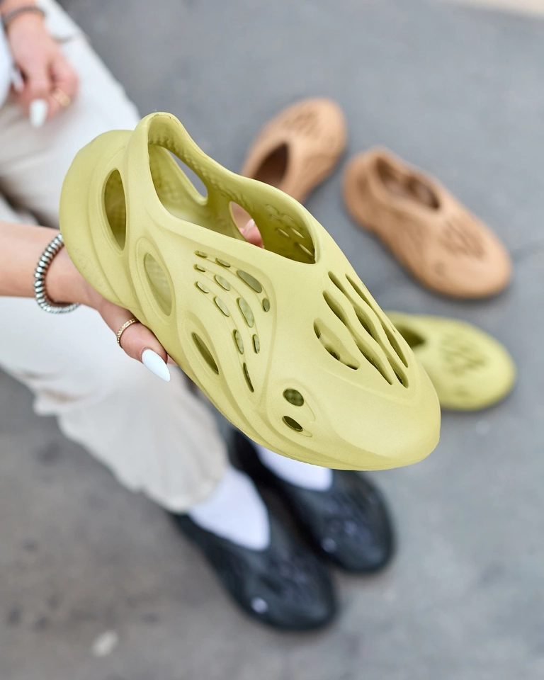 Royalfashion Zelená dámska športová obuv s výrezmi Loydi