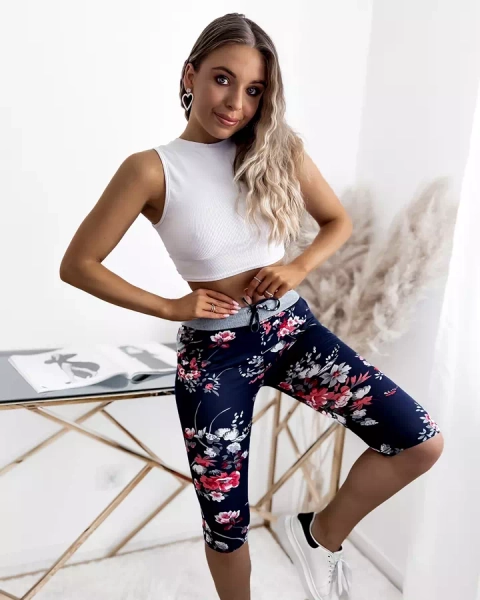 Dámske tmavomodré 3/4 kraťasy s červenými kvetmi PLUS SIZE - Oblečenie