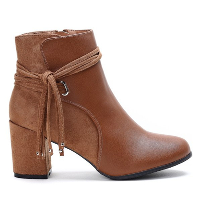 Brązowe botki na słupku Frida - Obuwie