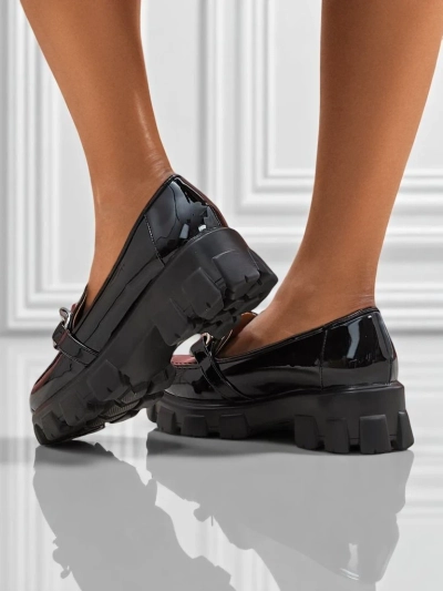 Ženski loafer čevlji Hera Nero iz lakiranega eko usnja z verižico, pomlad