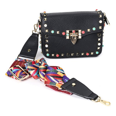 Mała torebka na ramię w kolorze czarnym z ozdobami - Torebki