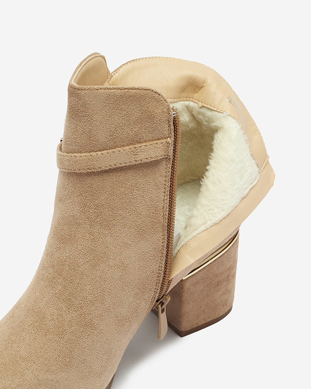 OUTLET Svetlohnedé dámske čižmy na podpätku s ozdobnými perlami Rellami - Obuv