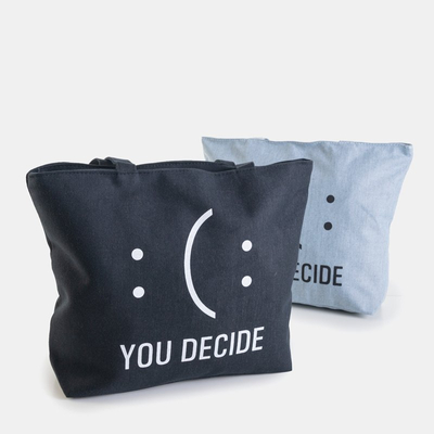 Čierna kabelka cez rameno s potlačou - Kabelky