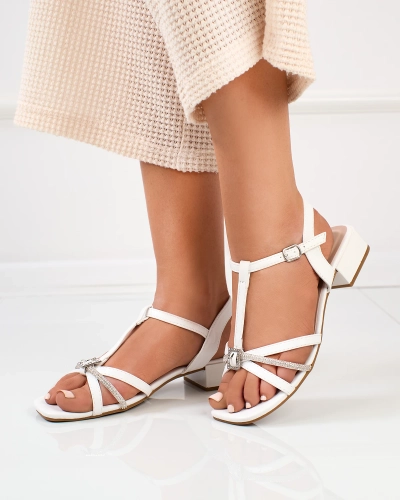 Royalfashion Dámske biele sandále na nízkom podpätku so zirkónmi Luietta