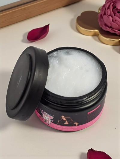 Parfumirana negovalna krema za lase za glajenje