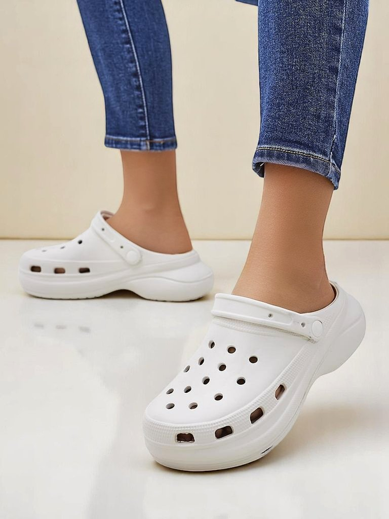 Royalfashion Dámske gumené sandále s výrezmi Dellosa