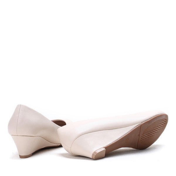 Jasnobeżowe czółenka na koturnie Rhea- Obuwie