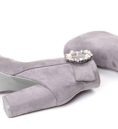 OUTLET Šedé čižmy na vyššom stĺpiku s dekoráciou Emmaline- Footwear