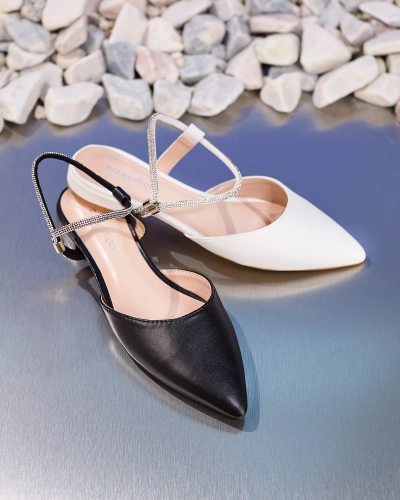 Royalfashion Black Dámske sandále na plochom podpätku so zdobenou lesklou podrážkou