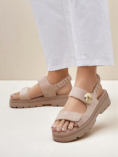 Ženski bež sandali Royalfashion Callista na platformi iz semiša