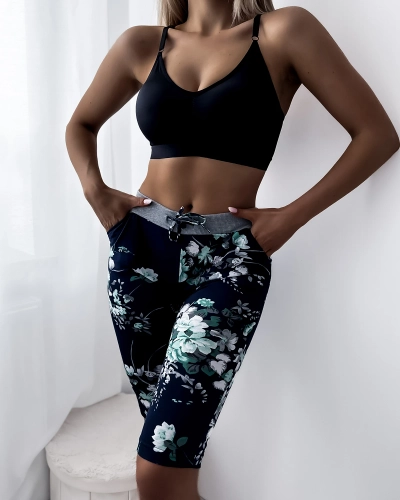 Dámske 3/4 tmavomodré kraťasy so zelenými kvetmi PLUS SIZE - Oblečenie