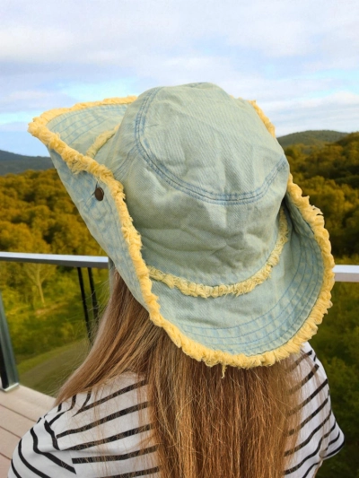 Ženski sončni klobuk Aristea pastel jeans z rumenim robom boho