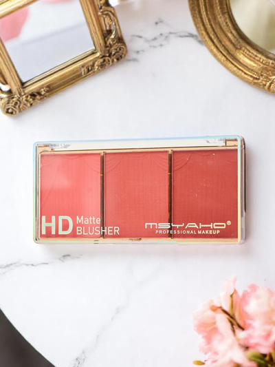 Paleta troch odtieňov matnej lícenky na líca, odtieň Cool Rose