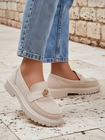 Ženski loaferji Callista bež iz eko-semiša na ravnem podplatu 4 cm