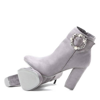 OUTLET Šedé čižmy na vyššom stĺpiku s dekoráciou Emmaline- Footwear