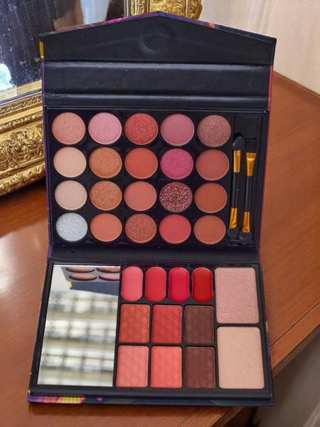 ANYLADY Kompaktná paleta líčidiel – očné tiene, kontúrovanie, pery 33 odtieňov