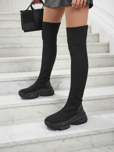 Dolgi ženski škornji na natik z debelejšim podplatom Ravmora