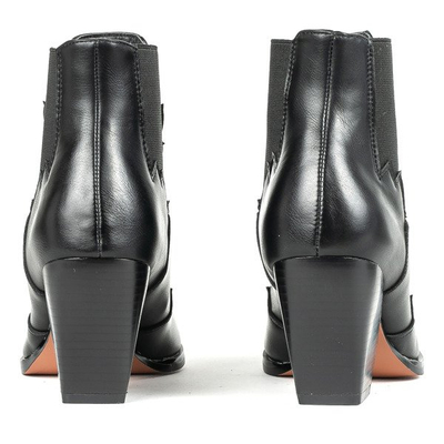 Černé boty na sloupcích kovbojských bot Catenia - obuv