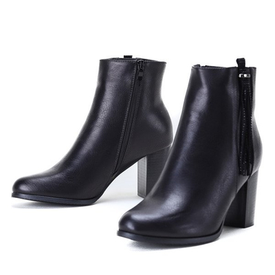 Botki na słupku w kolorze czarnym Egistina - Obuwie