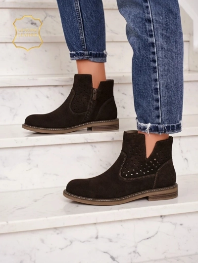 Gležnarji Ariadne iz naravnega semiša temno rjave barve, ravne pete 3 cm