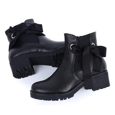 Czarne botki na niskim słupku Victoria - Obuwie